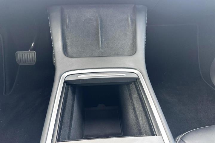 Grå Tesla Model Y fra 2023