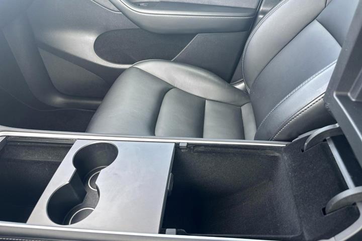 Grå Tesla Model Y fra 2023