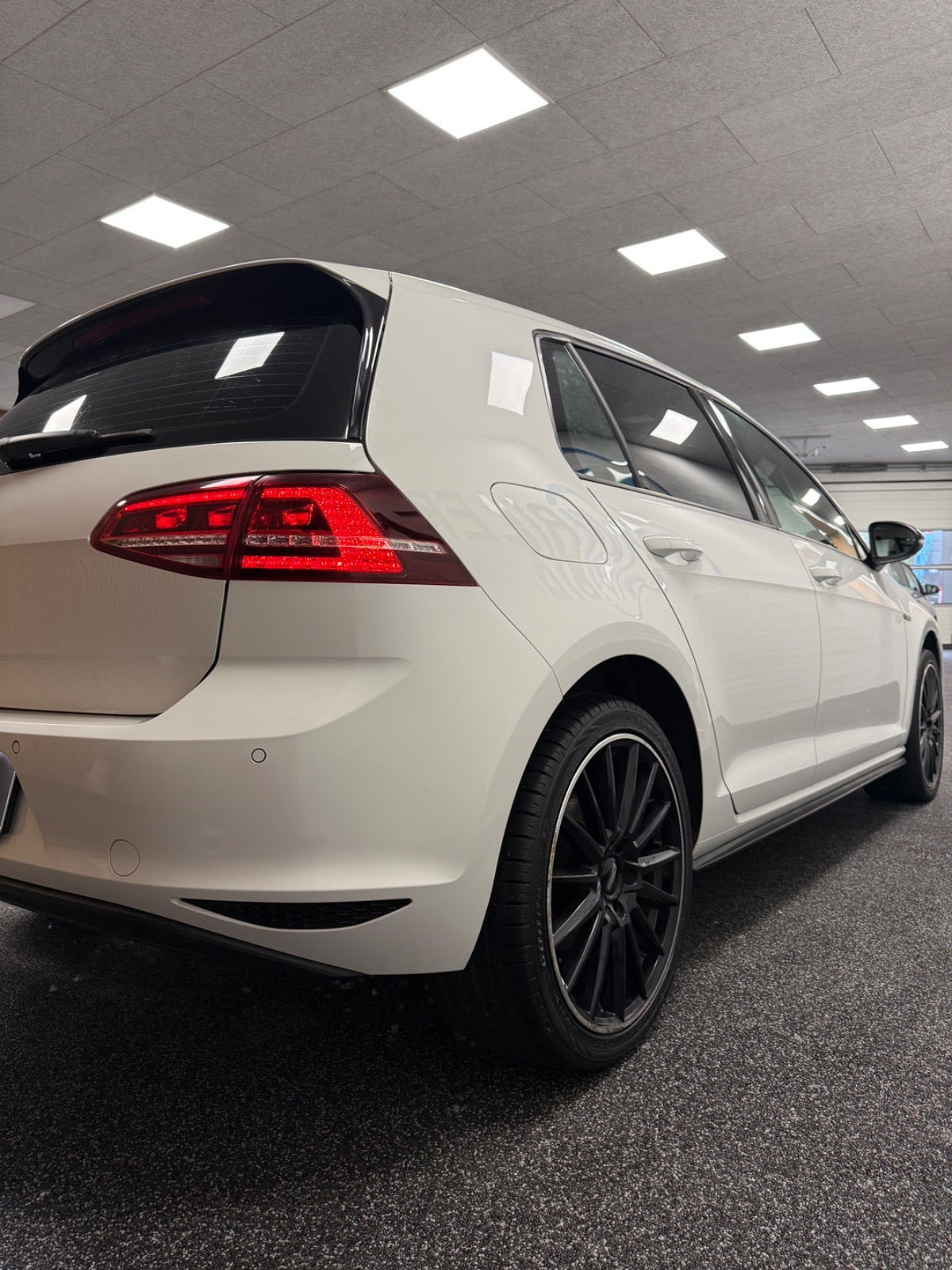 Hvid VW Golf VII fra 2017