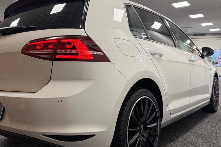 Hvid VW Golf VII fra 2017