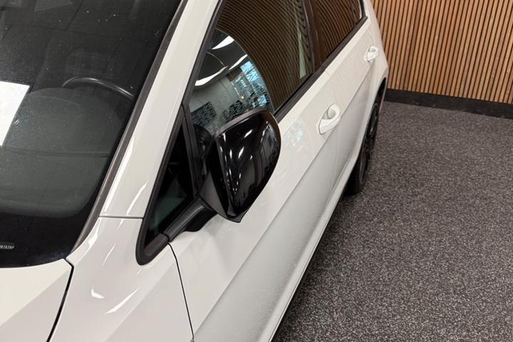 Hvid VW Golf VII fra 2017