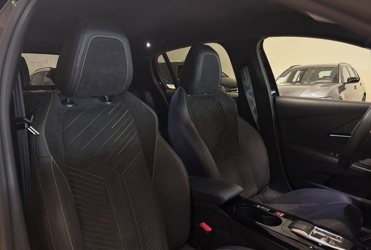 Sort Peugeot e-208 fra 2024