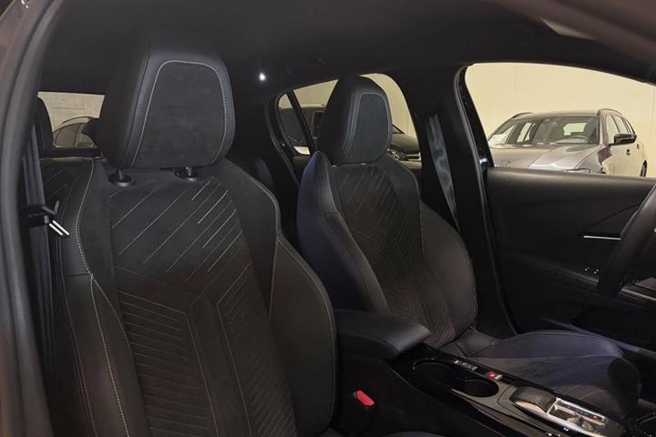 Sort Peugeot e-208 fra 2024