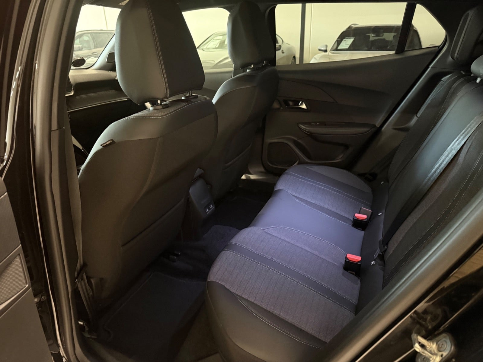 Sort Peugeot e-2008 fra 2023