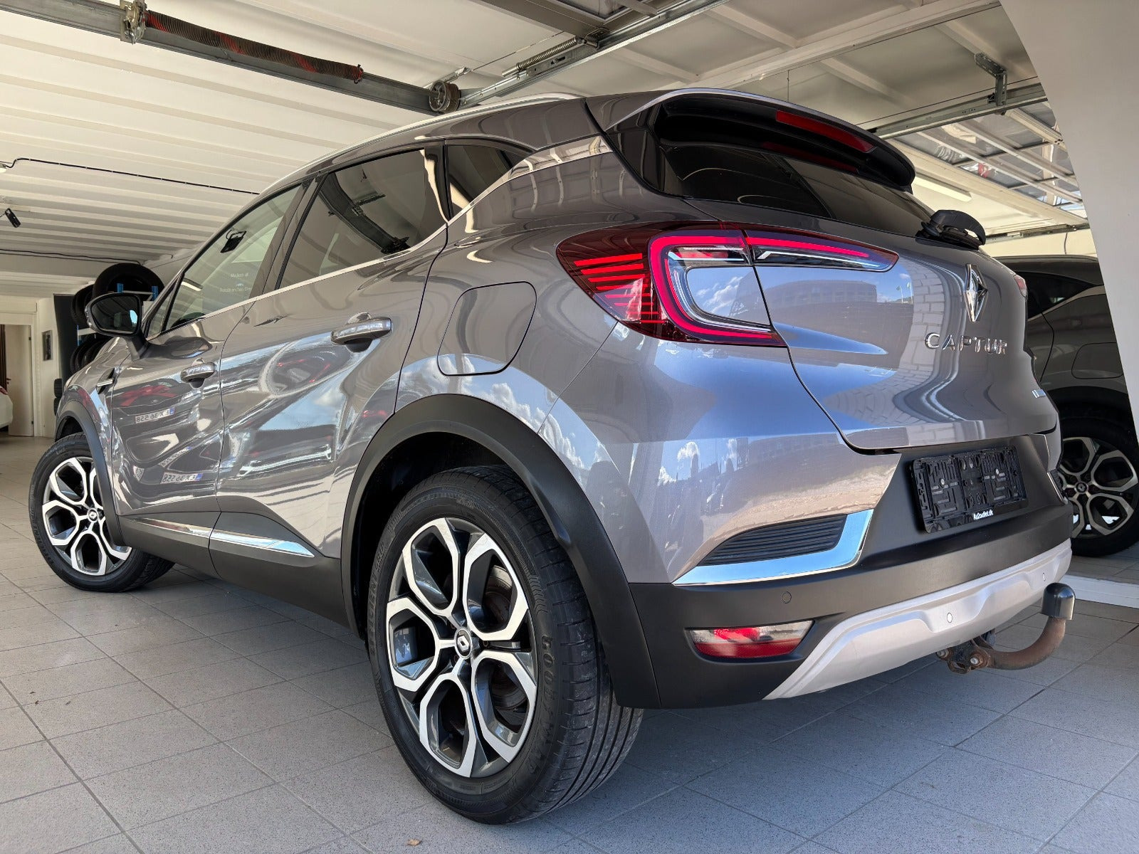 Grå Renault Captur fra 2021