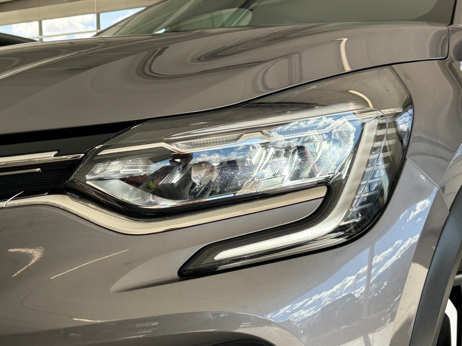 Grå Renault Captur fra 2021
