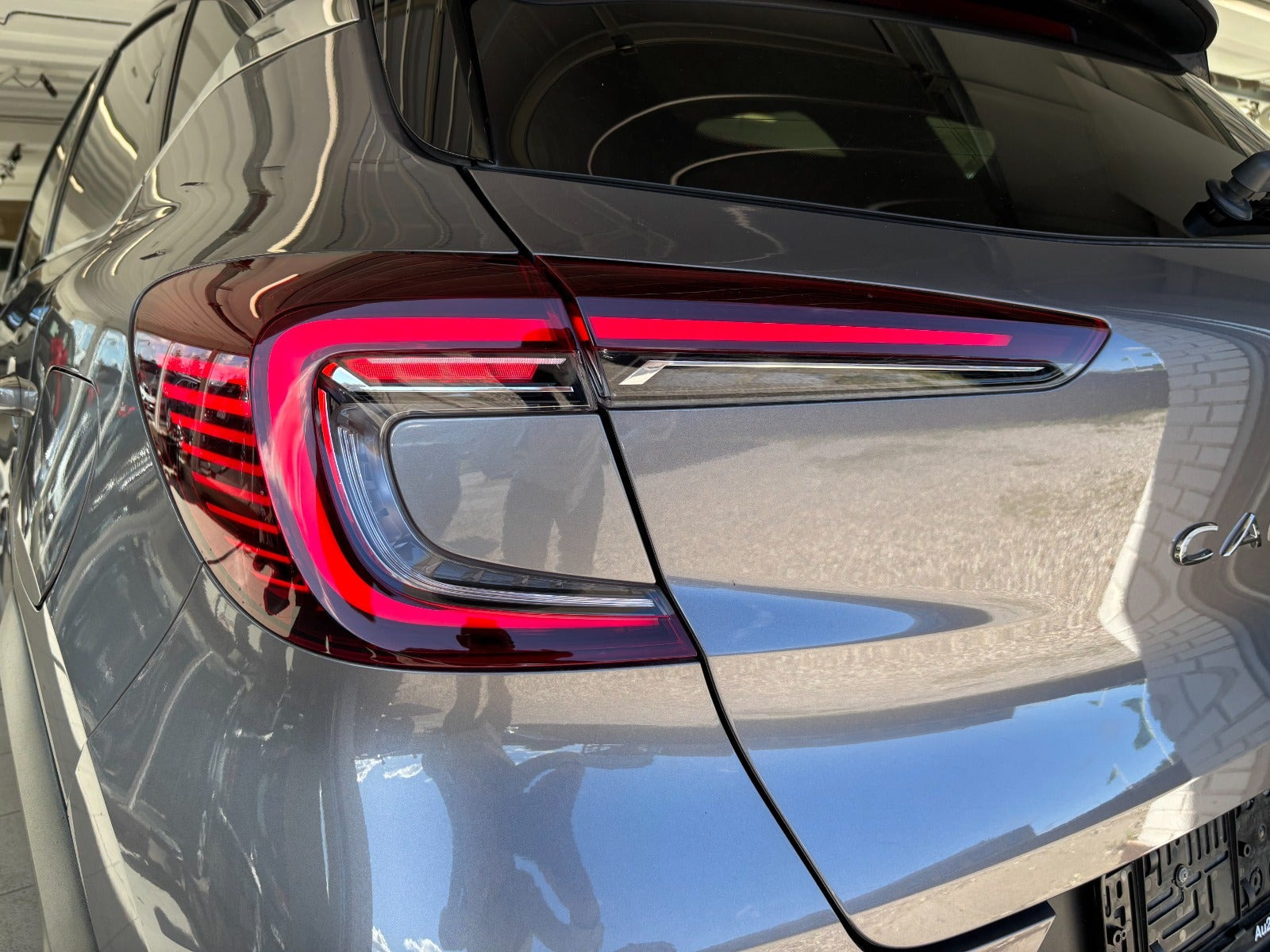 Grå Renault Captur fra 2021
