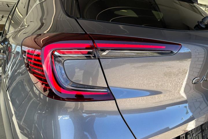 Grå Renault Captur fra 2021