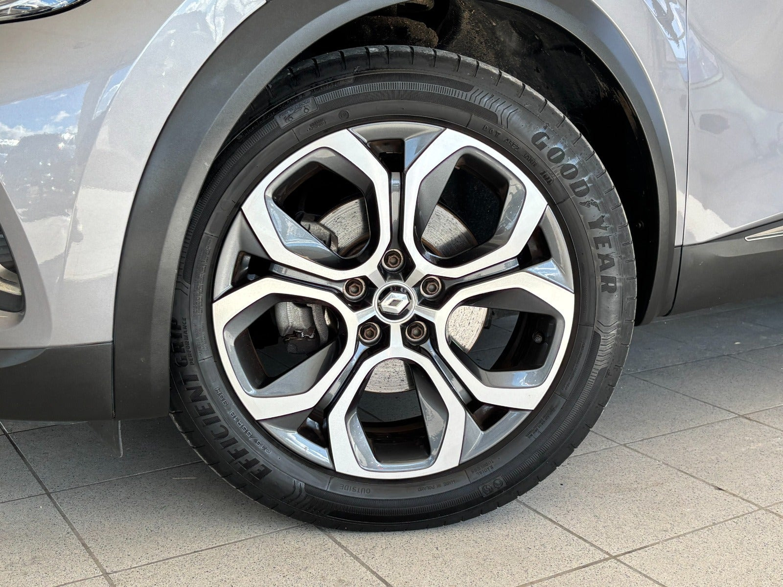 Grå Renault Captur fra 2021