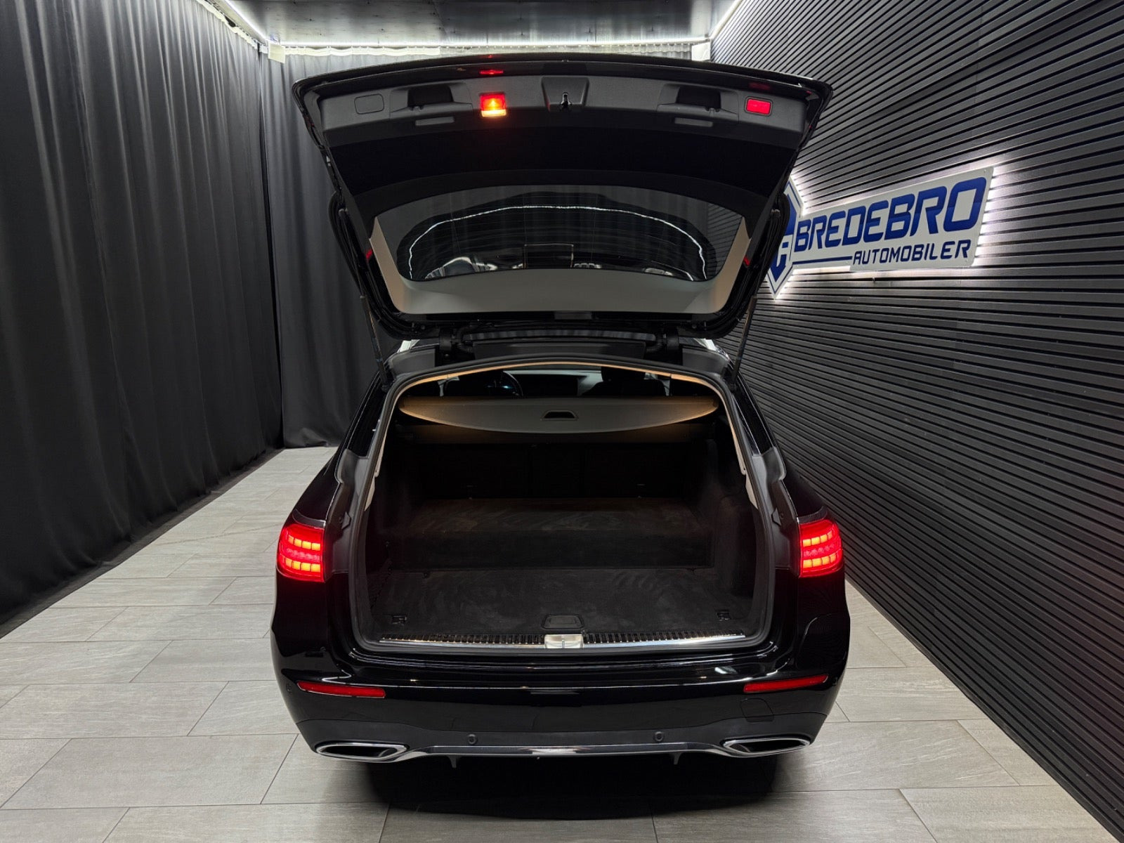 Sort Mercedes E300 de fra 2022