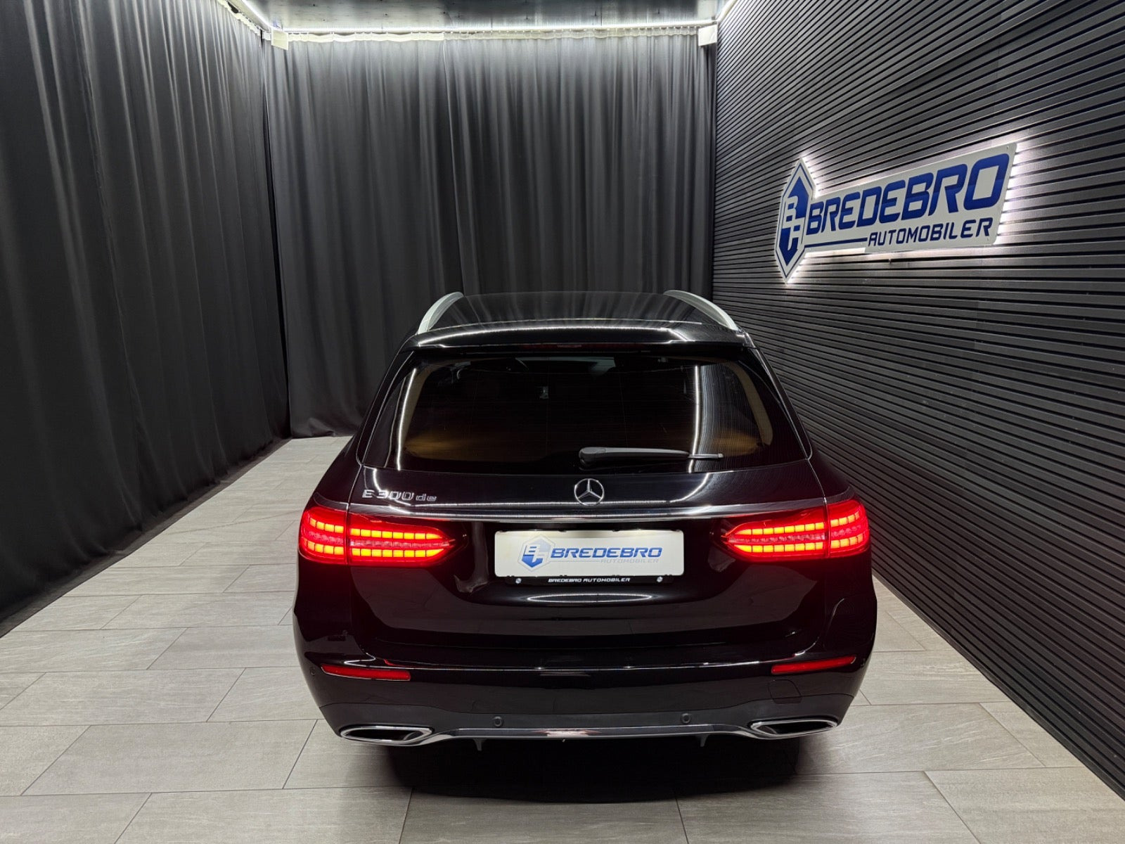 Sort Mercedes E300 de fra 2022