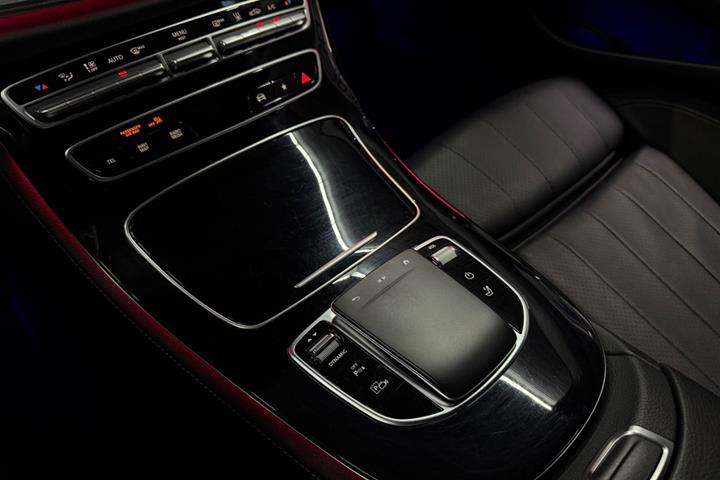 Sort Mercedes E300 de fra 2022