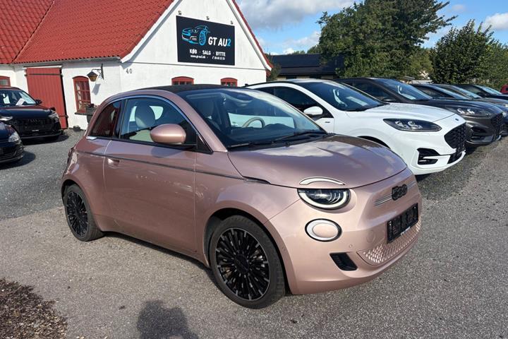 Orange Fiat 500e fra 2024