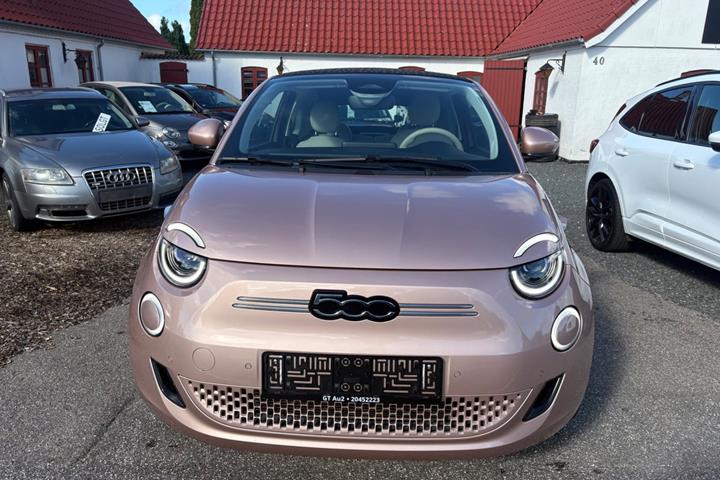 Orange Fiat 500e fra 2024