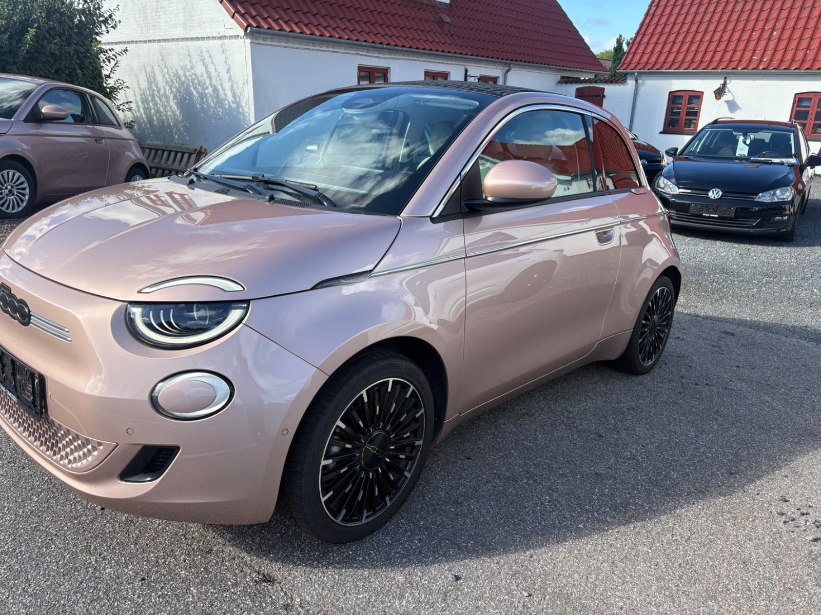 Orange Fiat 500e fra 2024