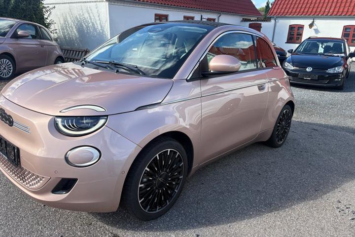 Orange Fiat 500e fra 2024
