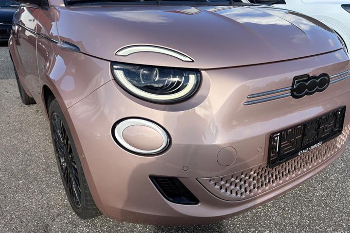 Orange Fiat 500e fra 2024
