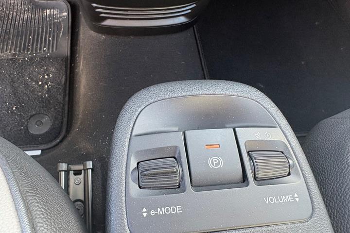 Orange Fiat 500e fra 2024