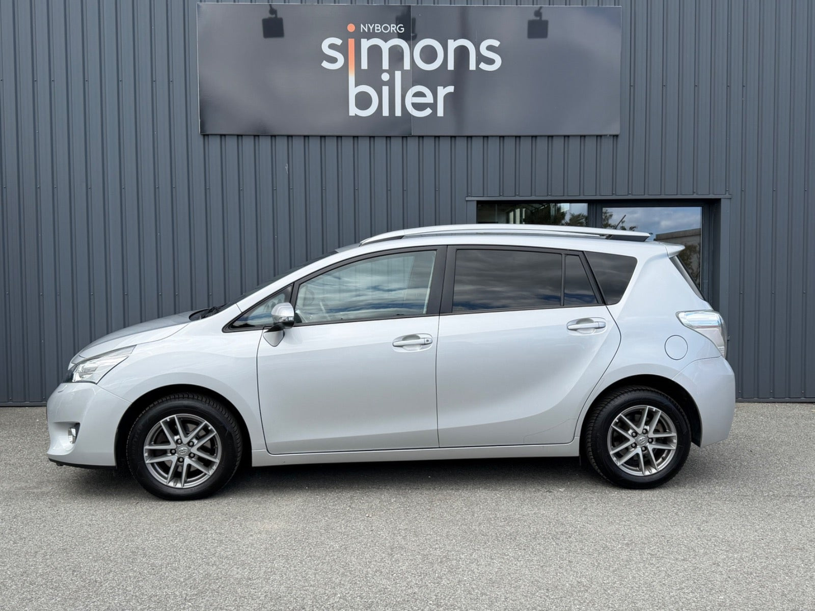 Grå Toyota Verso fra 2015