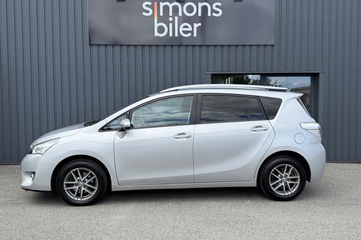 Grå Toyota Verso fra 2015