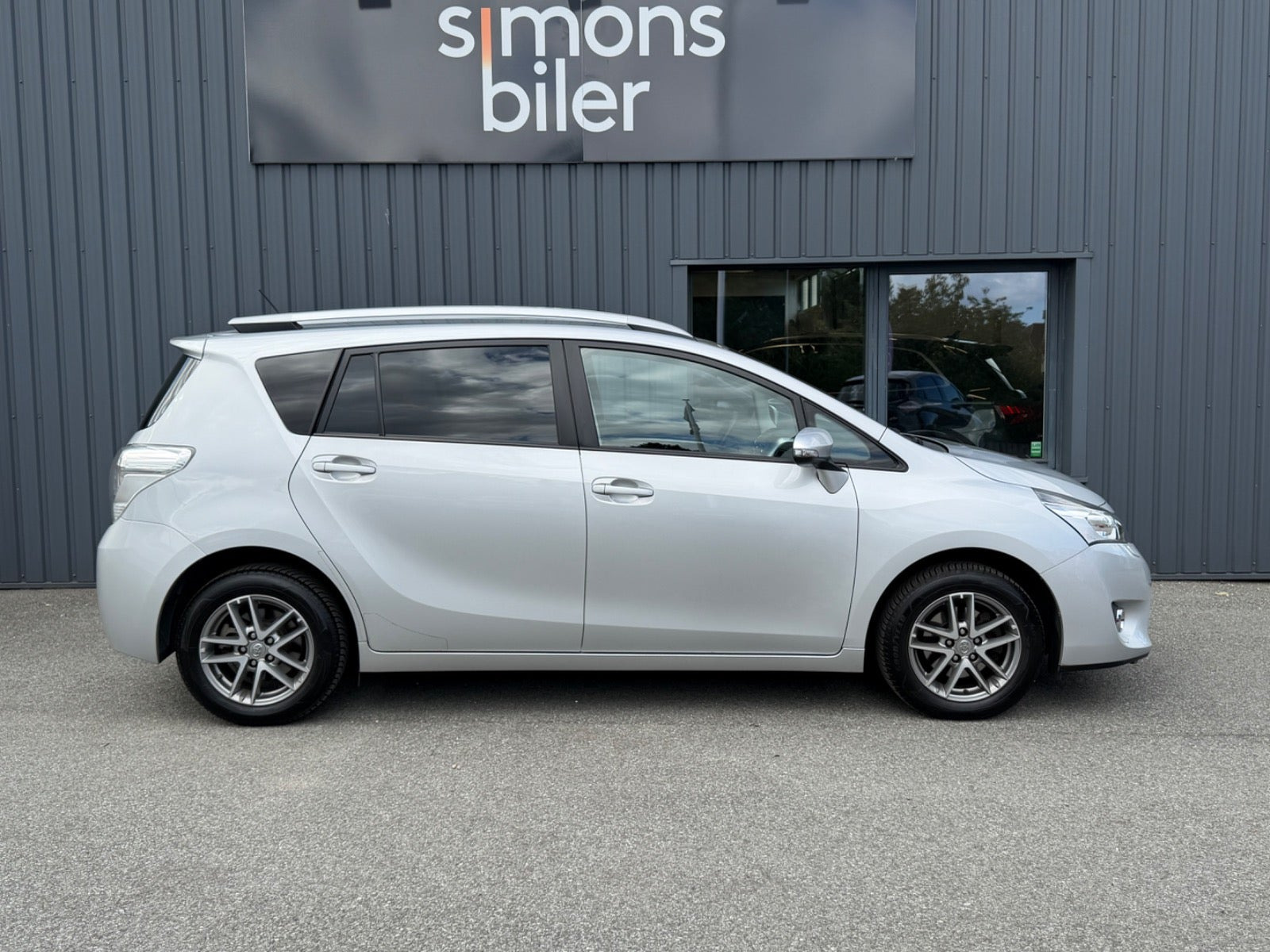 Grå Toyota Verso fra 2015