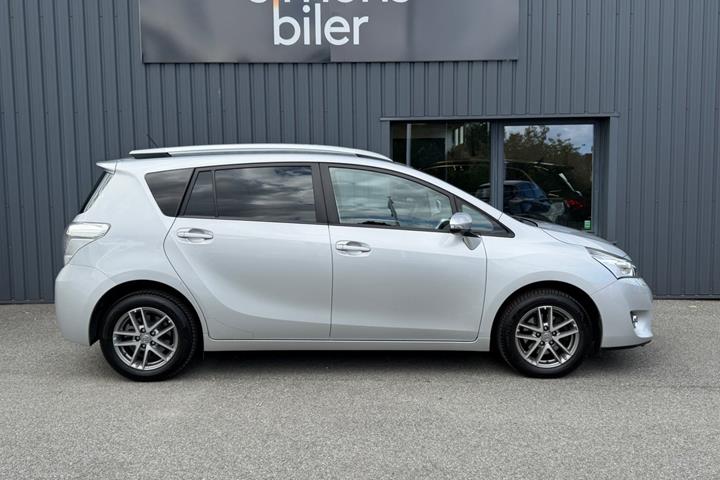 Grå Toyota Verso fra 2015