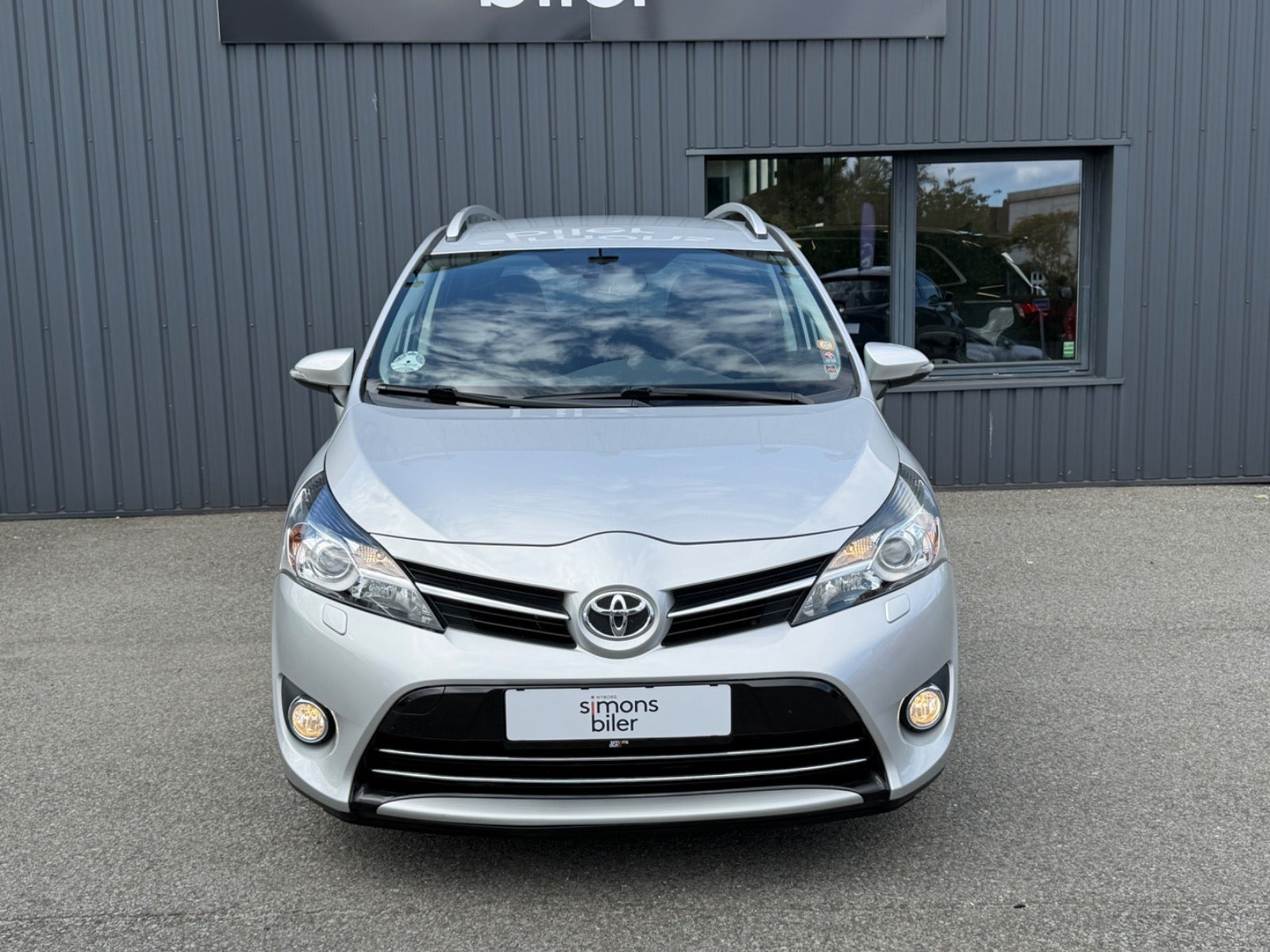 Grå Toyota Verso fra 2015
