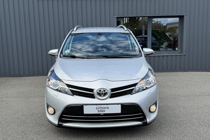 Grå Toyota Verso fra 2015