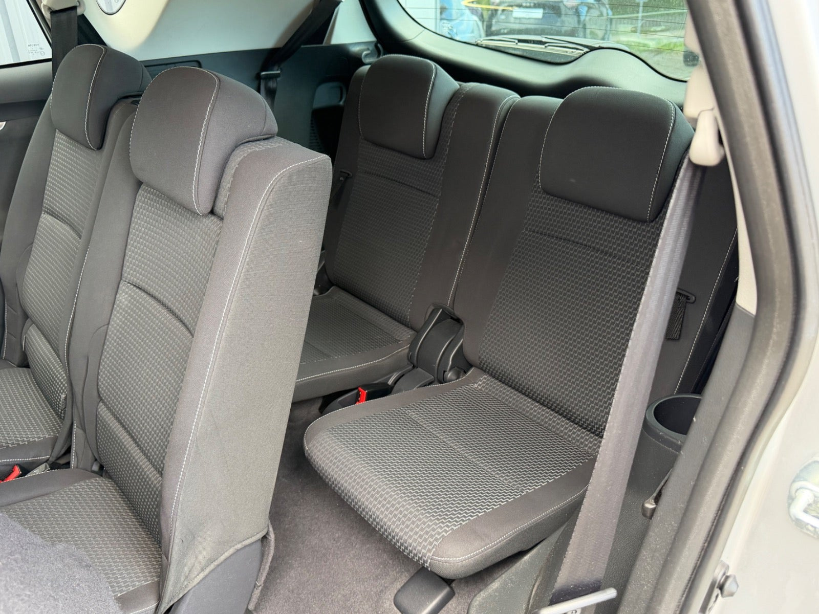 Grå Toyota Verso fra 2015