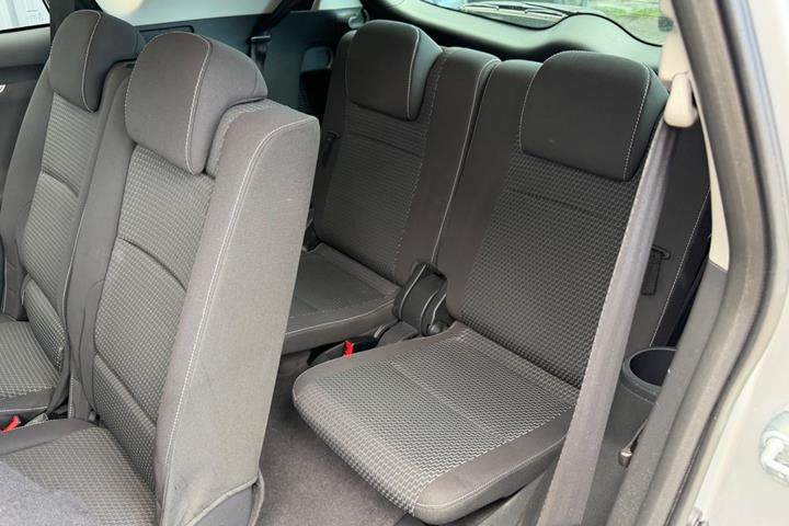 Grå Toyota Verso fra 2015