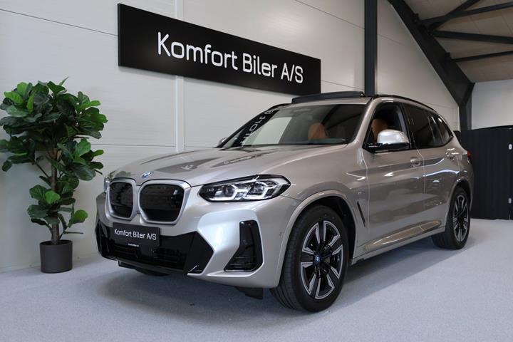 Orange BMW iX3 fra 2022