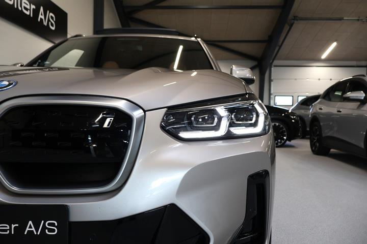 Orange BMW iX3 fra 2022