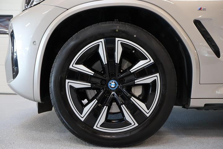 Orange BMW iX3 fra 2022
