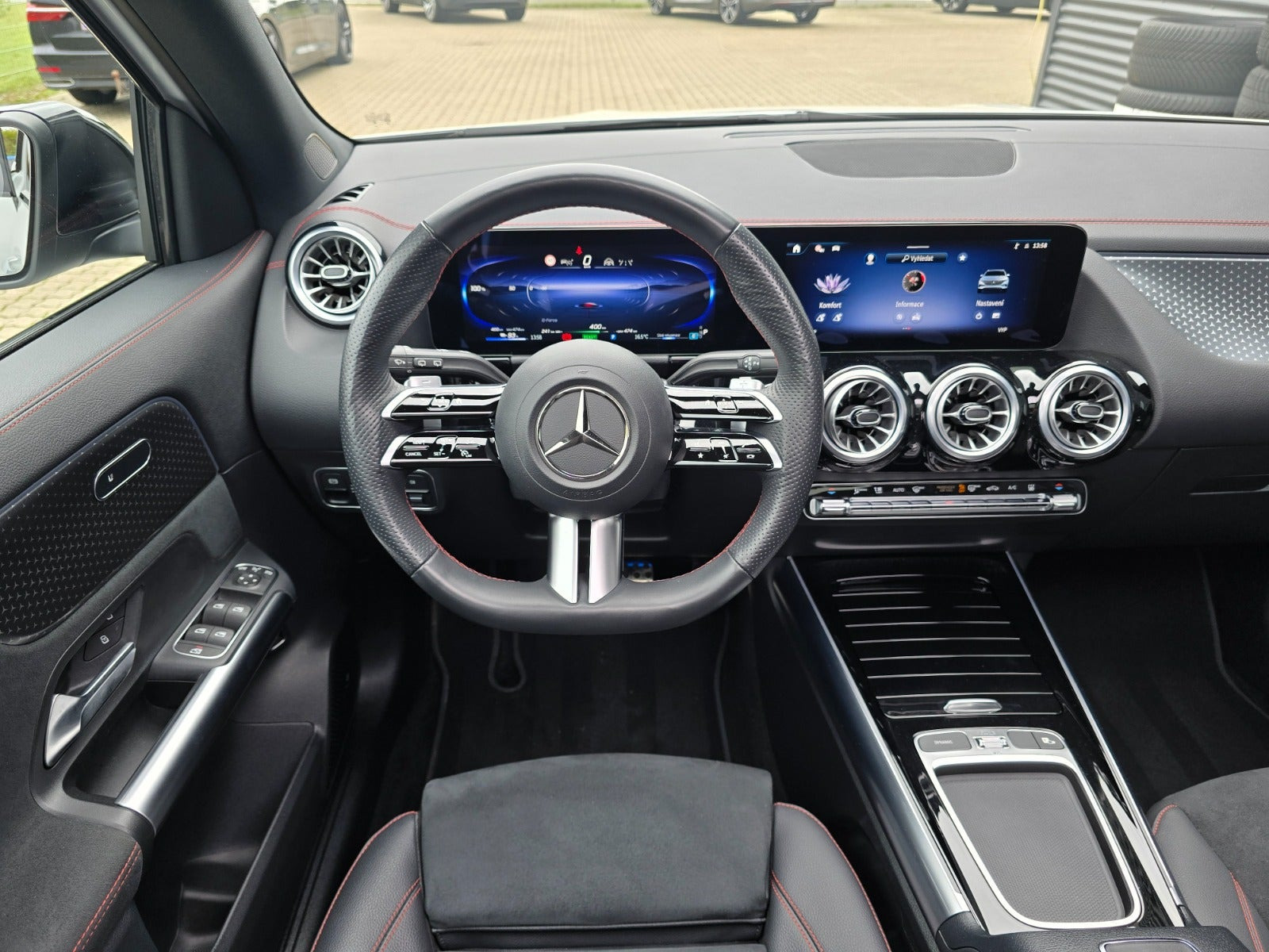 Hvid Mercedes EQA250+ fra 2024