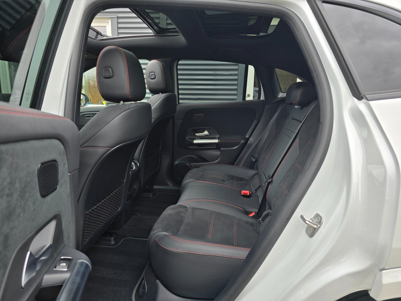 Hvid Mercedes EQA250+ fra 2024