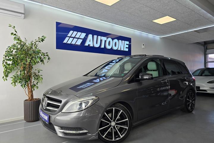 Grå Mercedes B200 fra 2013