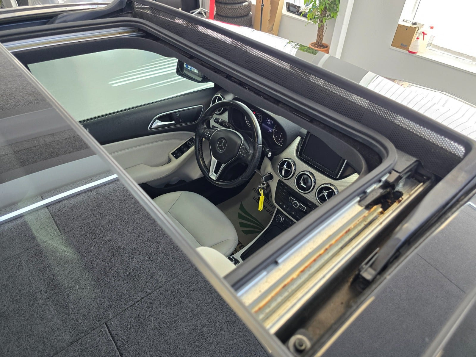Grå Mercedes B200 fra 2013