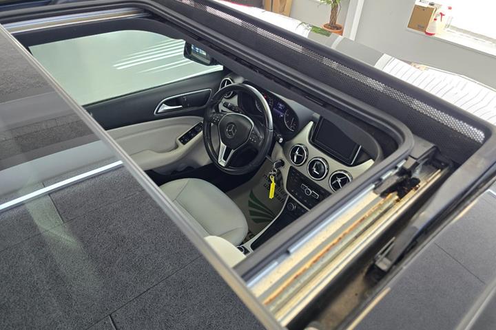 Grå Mercedes B200 fra 2013