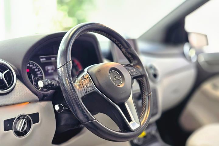 Grå Mercedes B200 fra 2013