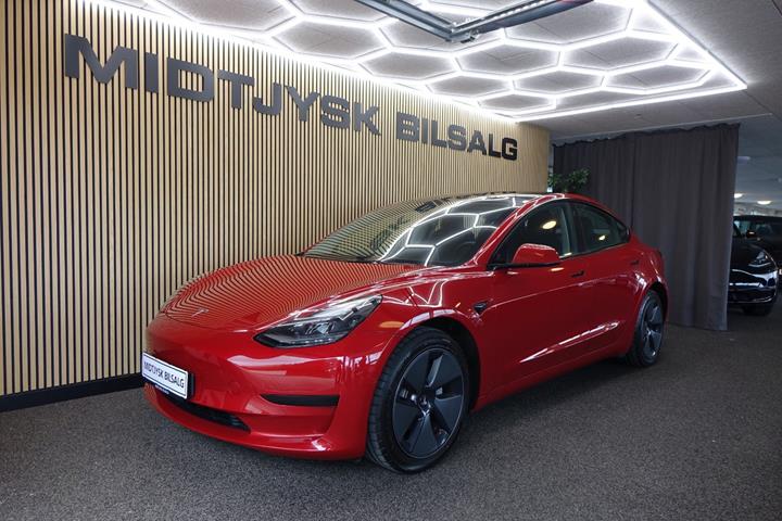 Rød Tesla Model 3 fra 2022 set udefra
