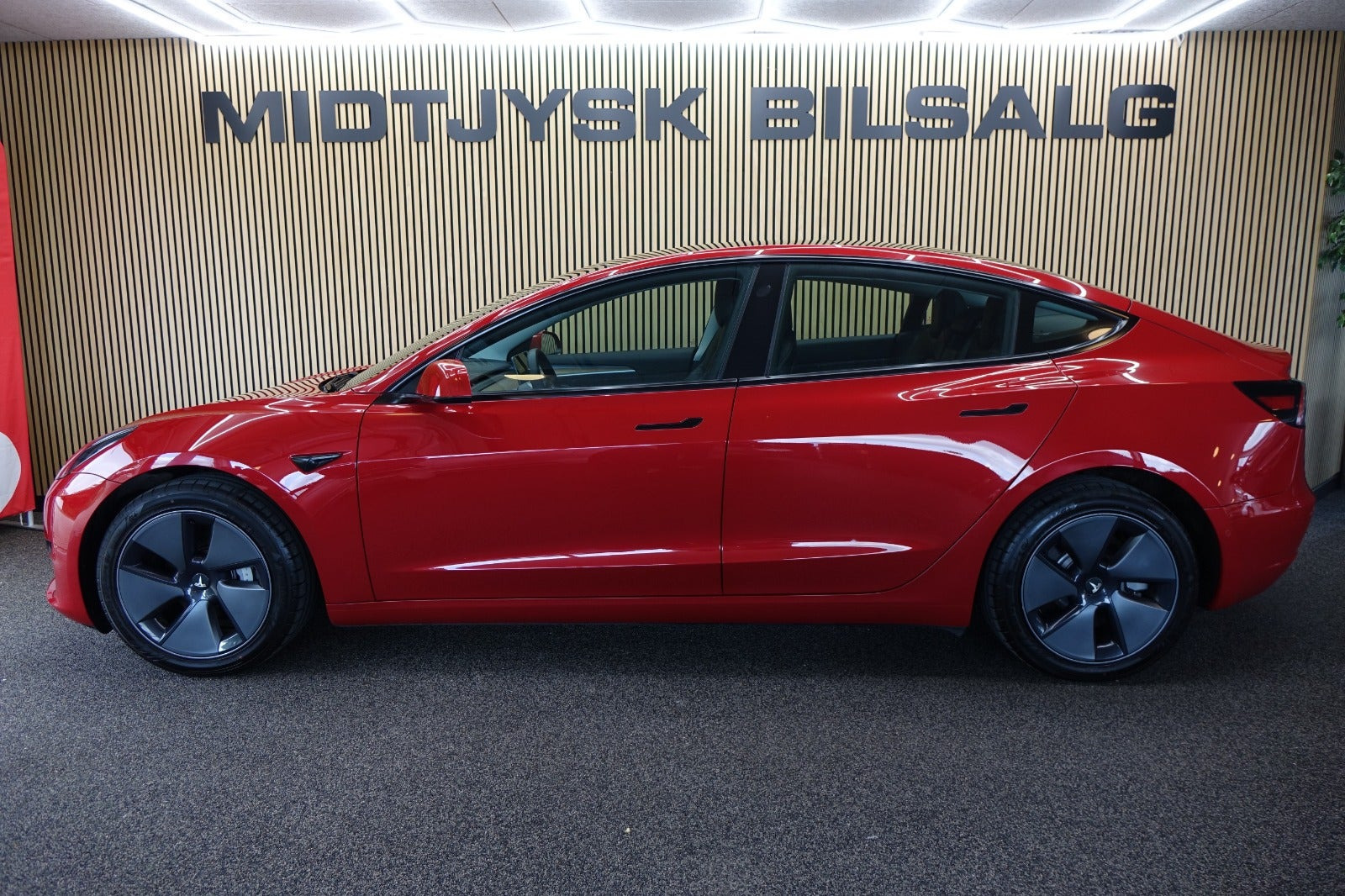 Rød Tesla Model 3 fra 2022