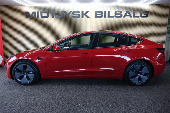 Rød Tesla Model 3 fra 2022