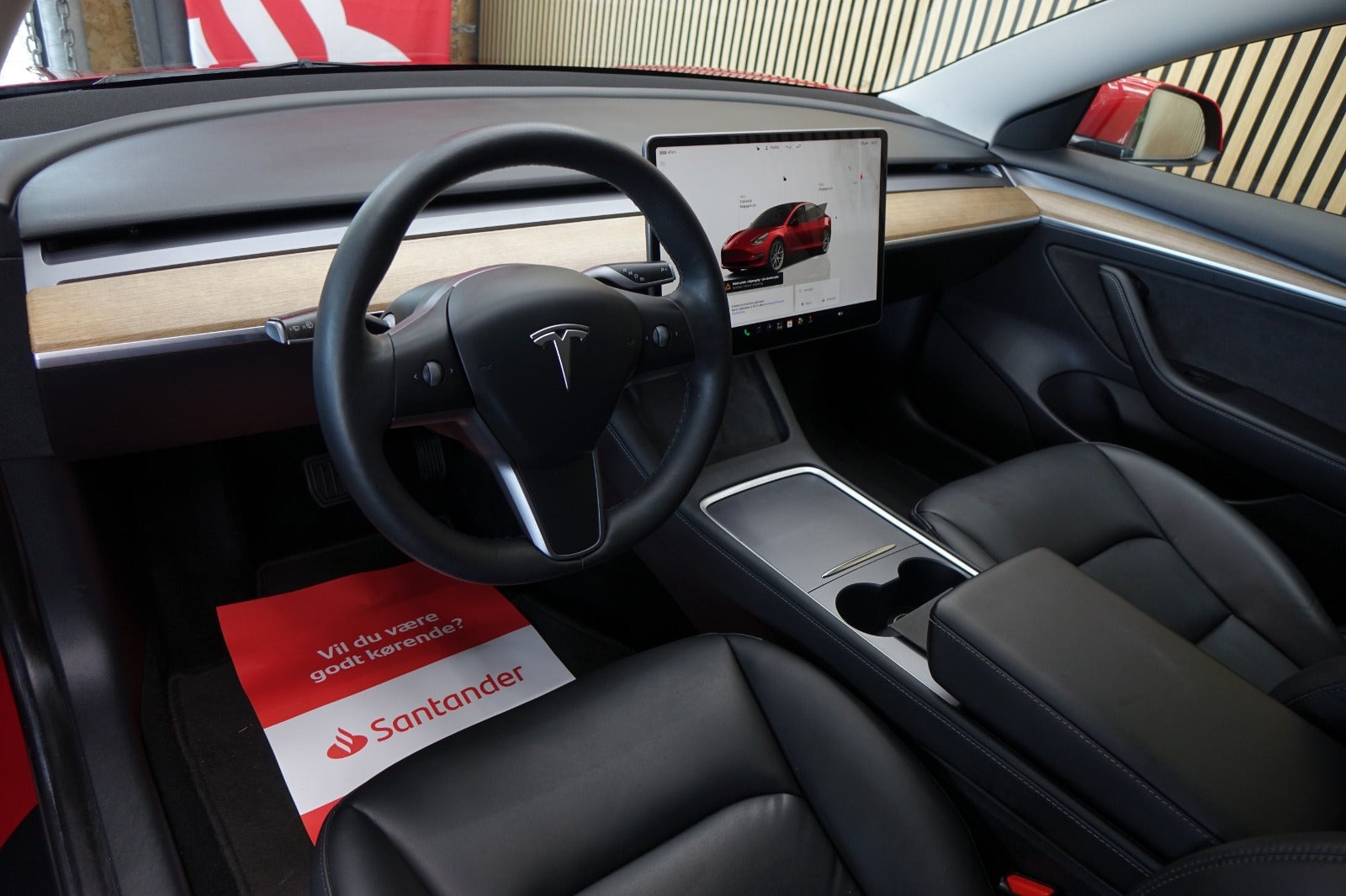 Rød Tesla Model 3 fra 2022
