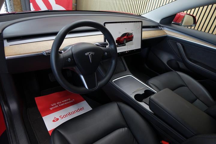 Rød Tesla Model 3 fra 2022