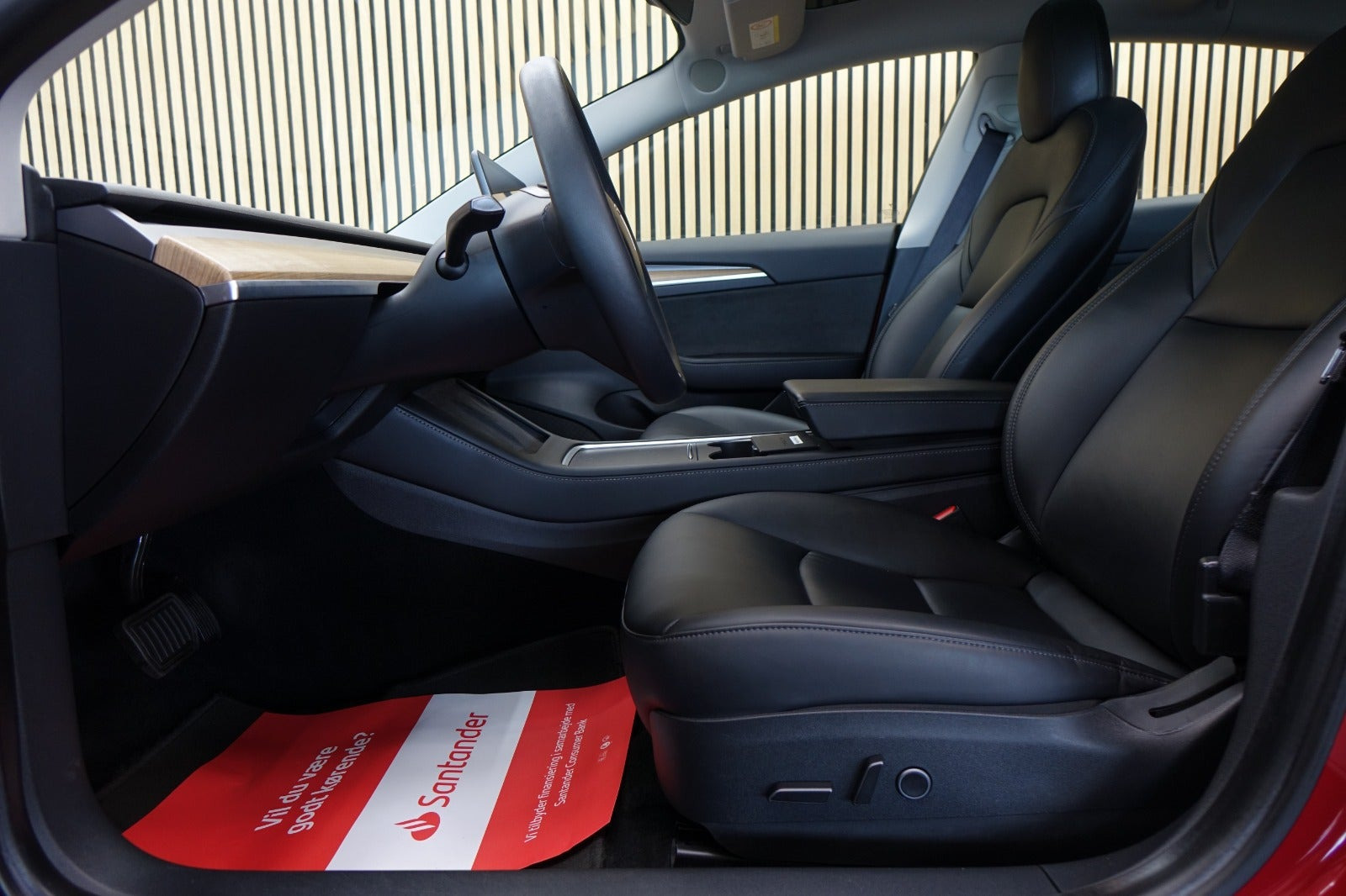 Rød Tesla Model 3 fra 2022