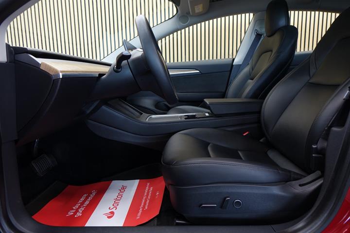 Rød Tesla Model 3 fra 2022