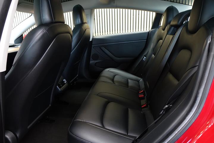 Rød Tesla Model 3 fra 2022