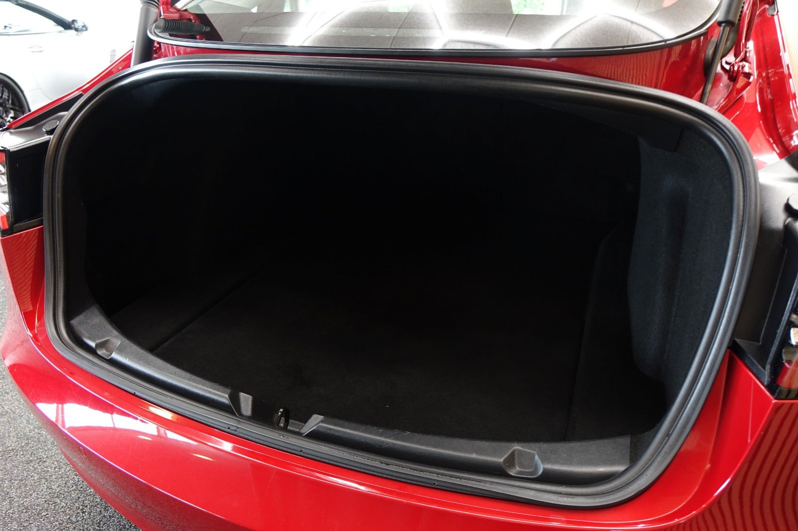 Rød Tesla Model 3 fra 2022