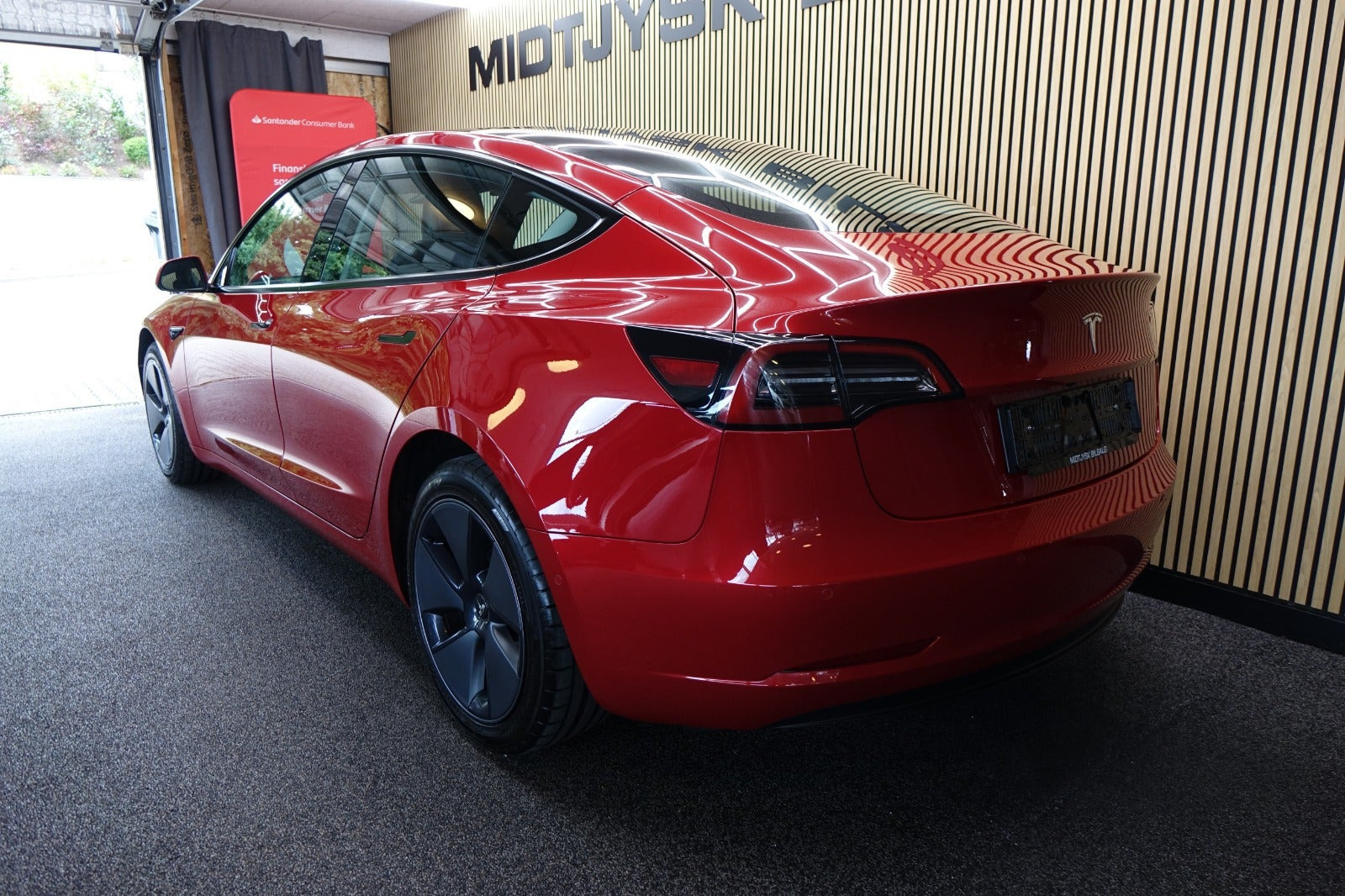 Rød Tesla Model 3 fra 2022