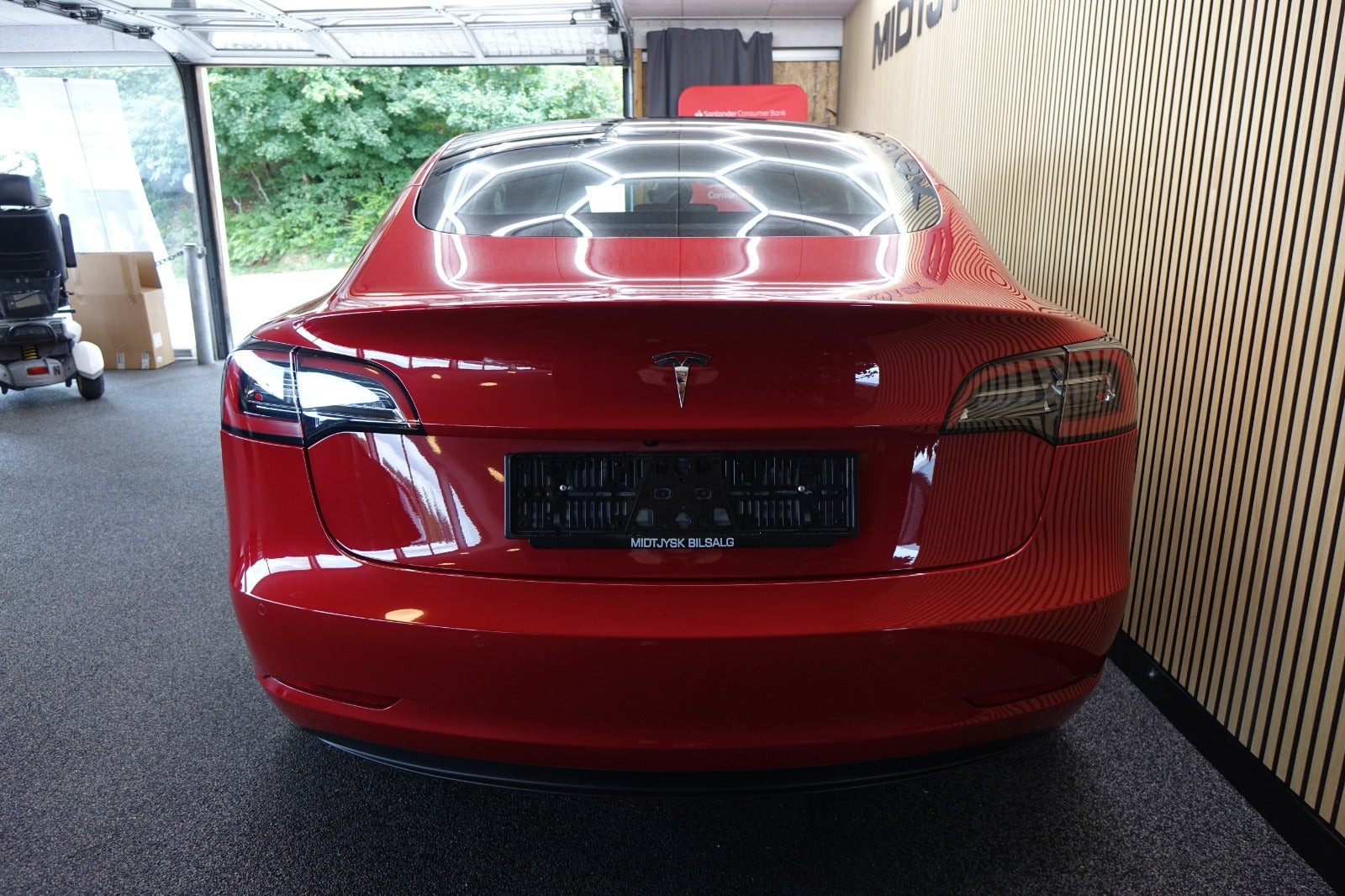 Rød Tesla Model 3 fra 2022